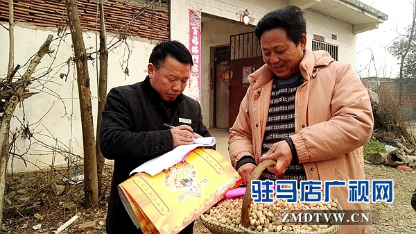 3.图为确山县双河支局长给双河镇段胡庄村民走访送福.jpg