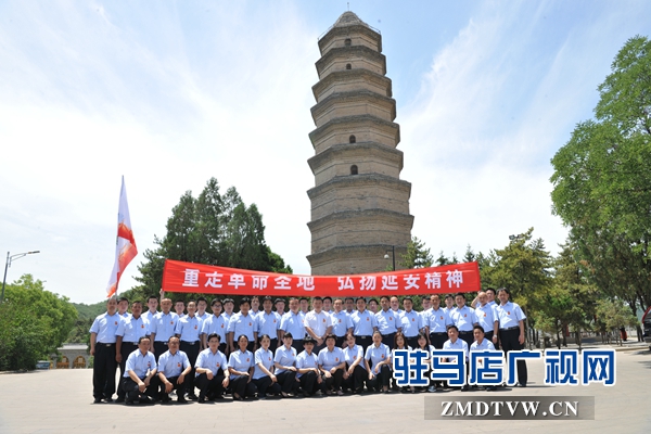 7活动人员在宝塔前合影留念.JPG