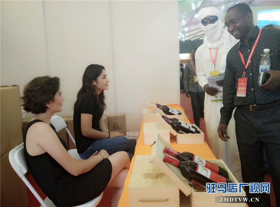 农洽会上的境外客商 图片拍摄：苏莎