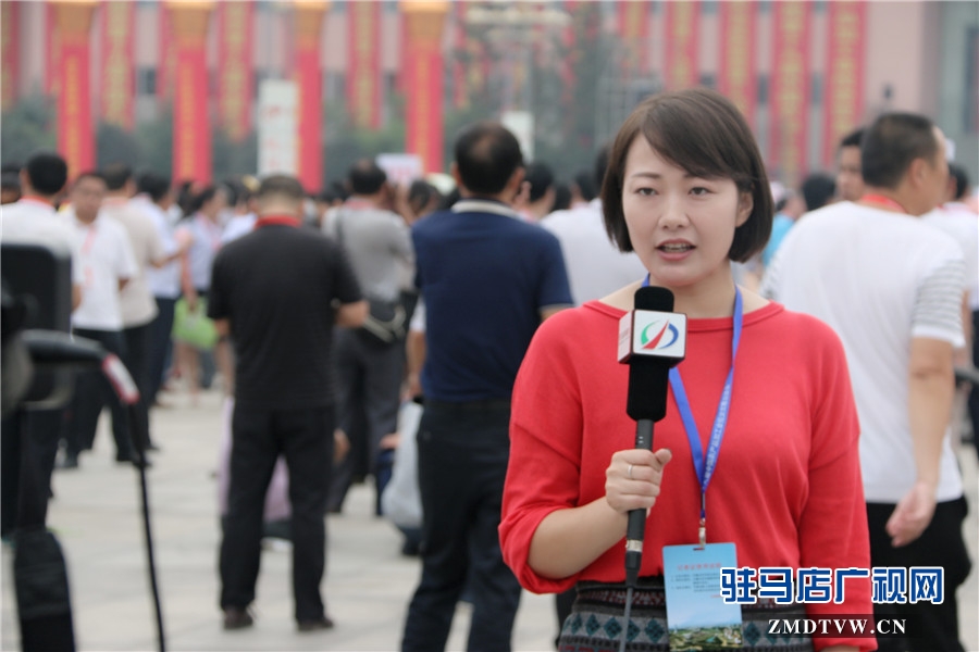 驻马店广播电视台记者在开幕式现场