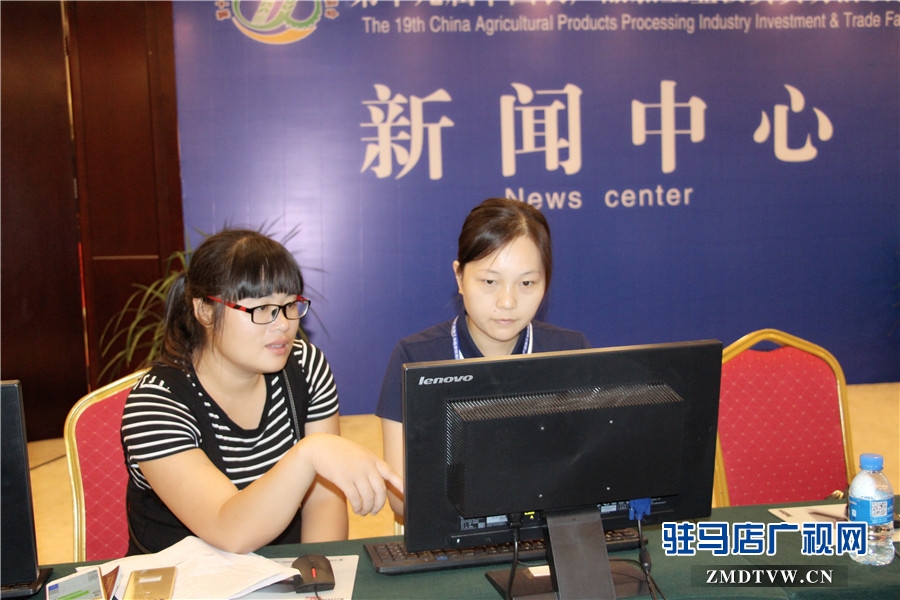 驻马店广播电视台记者在大会新闻中心编写稿件