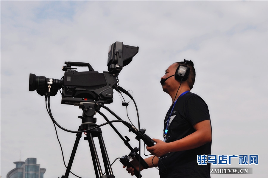 驻马店广播电视台技术中心工作人员现场录制开幕式