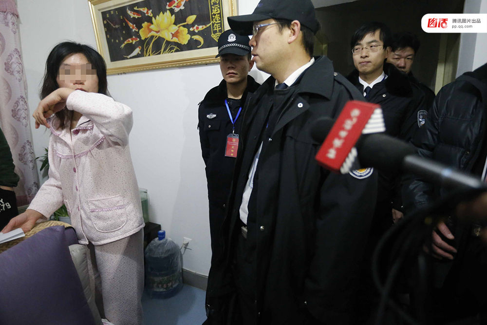 2014年1月29日，北京门头沟法院执行庭法官为了18名农民工能够顺利拿到包工头张某的欠薪，一大早便驱车赶往一直与法院“躲猫猫”的张某家，对其进行强制执行。图为法官到张某家后，其妻称他已几个月没回家。法制晚报/视觉中国