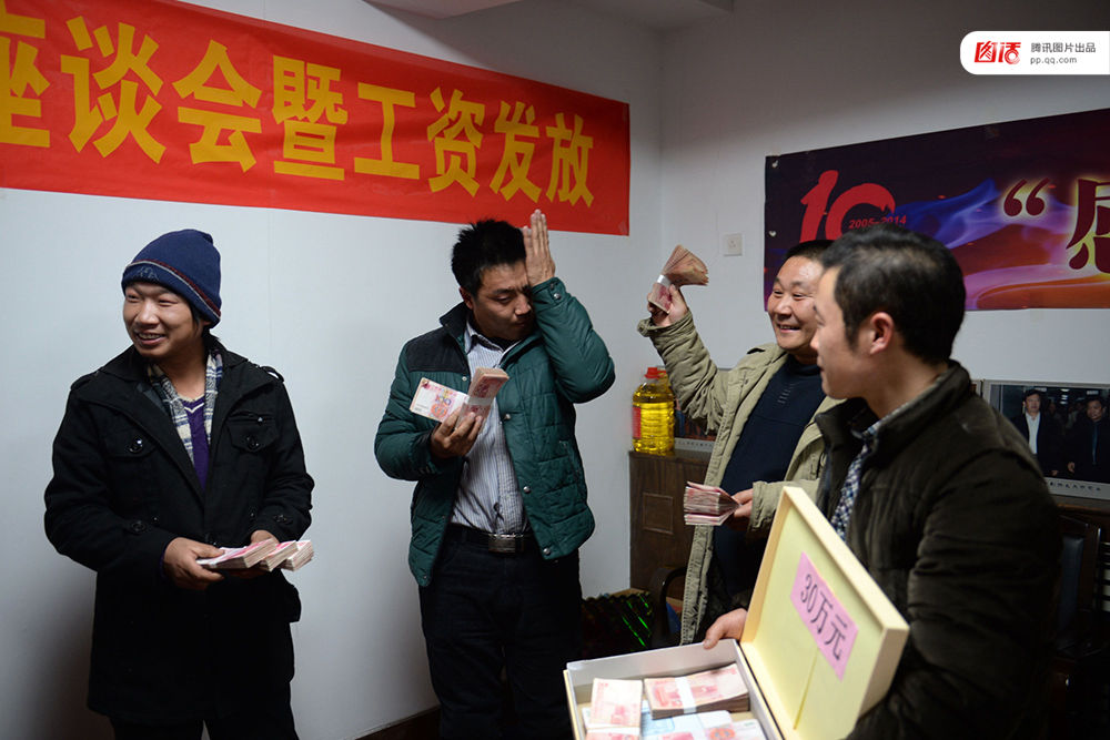 2014年12月23日，河北石家庄市农民工法律援助中心举行了“农民工法律援助工作座谈会暨工资发放仪式”，现场发放了由该中心律师为25名农民工追回的30万元工资款。图为拿到血汗钱的农民工代表喜极而泣。燕赵都市报 陈建宇/视觉中国
