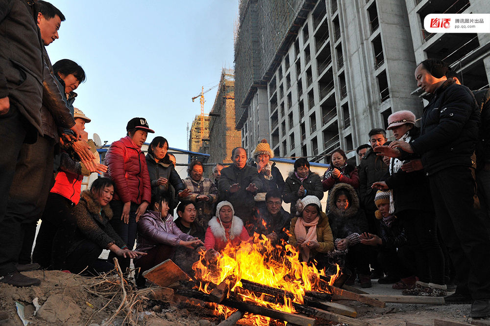 2014年3月份，100多名来自各地的建筑工人来到宁夏银川鼎辉时代城二期项目工地上打工，11月2日，项目正式停工，但工友们一年来的血汗钱却始终没有下发，“光跑劳动监察大队就不下10次，但每次都说已经处理了，要我们回去等消息。”12月31日，工友们来到银川市公安局金凤分局，但是打听了一圈却始终没找到这起案件的负责人。又跑了一天的工友们带着重重心事再次回到工地，升起了一堆篝火取暖。“等元旦假期一过，我们还得去要钱，要不到钱就不回家过年了！”新华社记者 彭昭之 摄