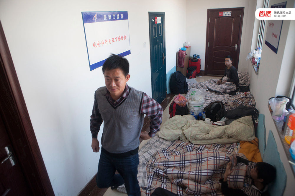 2015年12月20日，吉林长春，近百打工者为讨要300万工资“蜗居”在东奥建设集团有限公司办公大楼。据了解，2013年到2014年，这些人在东奥的一个建筑工地打工，大多数人都是木匠。在2014年10月，东奥公司位于铁北的“汽博嘉园”项目就已完工，可到现在，还欠着他们300多万元的工资没有结清。而东奥公司则说，他们确实欠下了劳务公司的工资，原因是开发商有上千万元的进度款和尾款没有结算。视觉中国