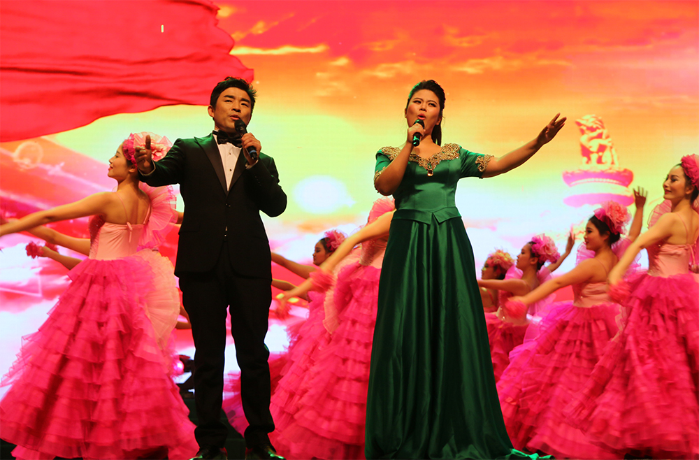 歌曲《共圆中国梦》 演唱：陈艳伟、张小萌 伴舞：百课舞蹈工作室
