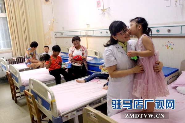 做游戏收礼物 市第二中医院儿科病房秒变“六一”趴