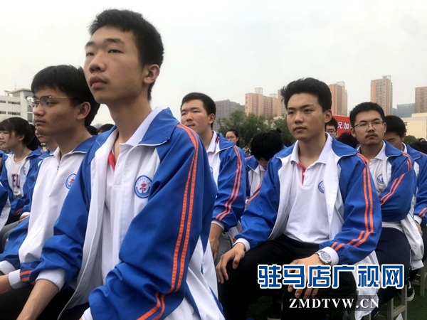 驻马店高中为高三考生壮行 学弟学妹齐送祝福