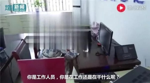 副市长暗访 窗口人员戴耳机听歌当天被辞退