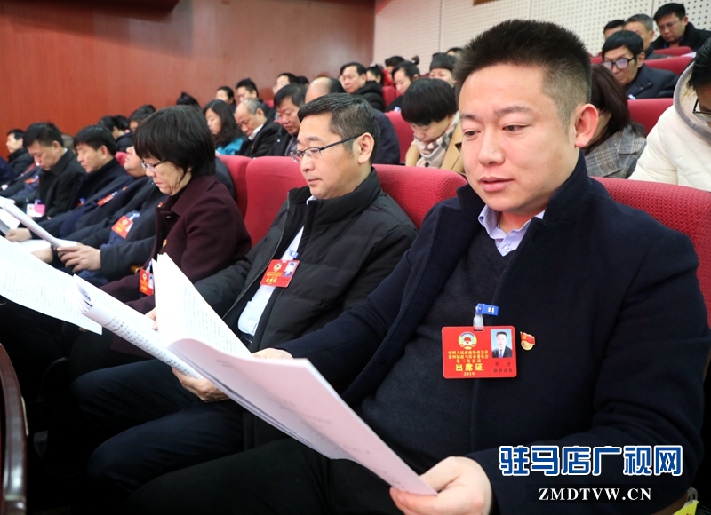 政协委员聆听政府工作报告