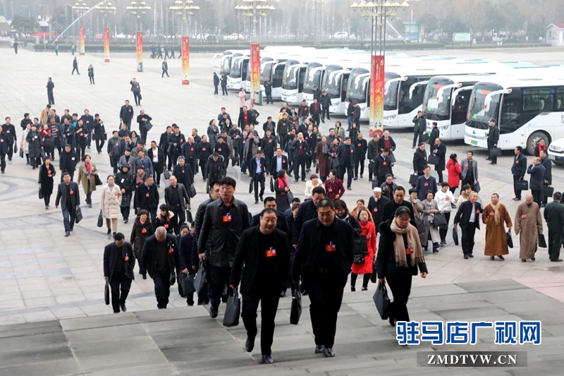 人大代表、政协委员入场