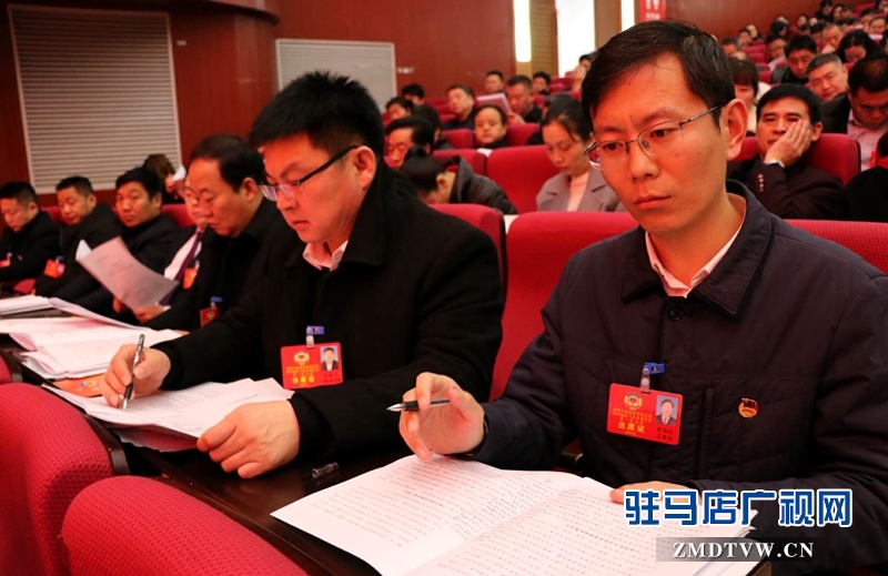 政协委员聆听报告