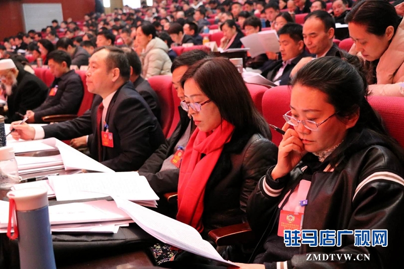 政协委员聆听报告