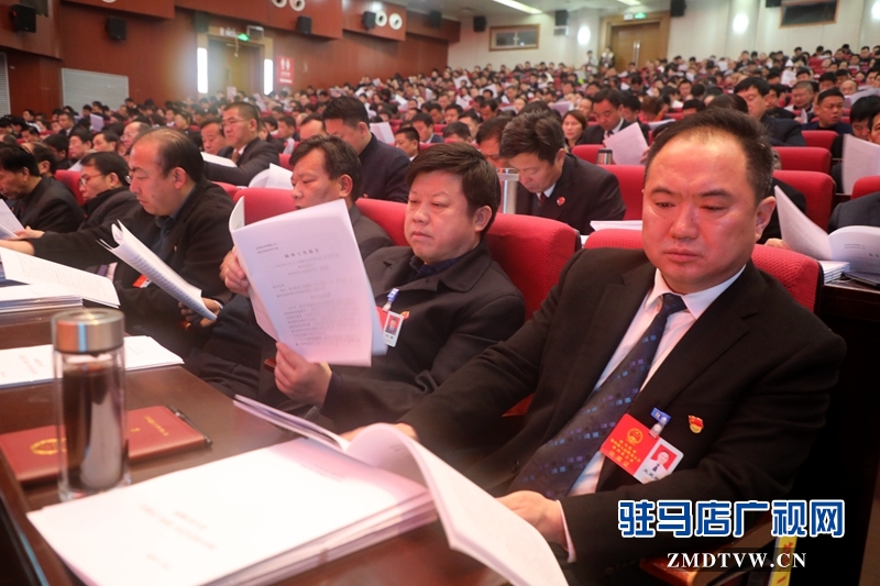人大代表聆听政府工作报告