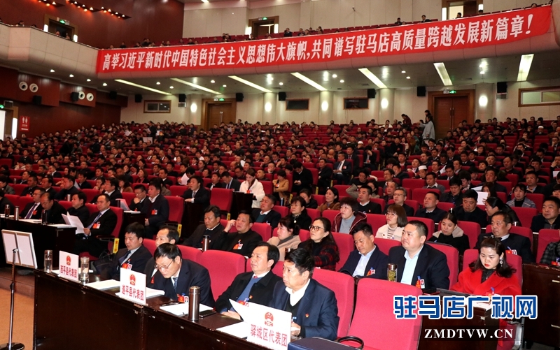 与会人大代表、政协委员聆听工作报告