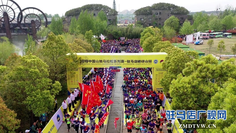 航拍山地马拉松比赛