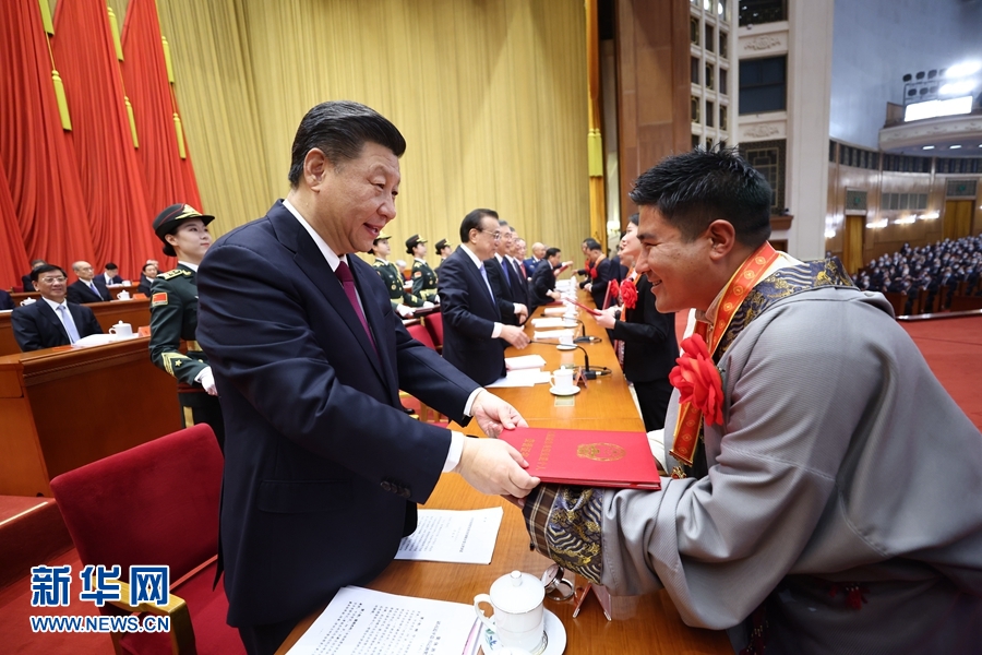 全国脱贫攻坚总结表彰大会在京隆重举行 习近平向全国脱贫攻坚楷模荣誉称号获得者等颁奖并发表重要讲话