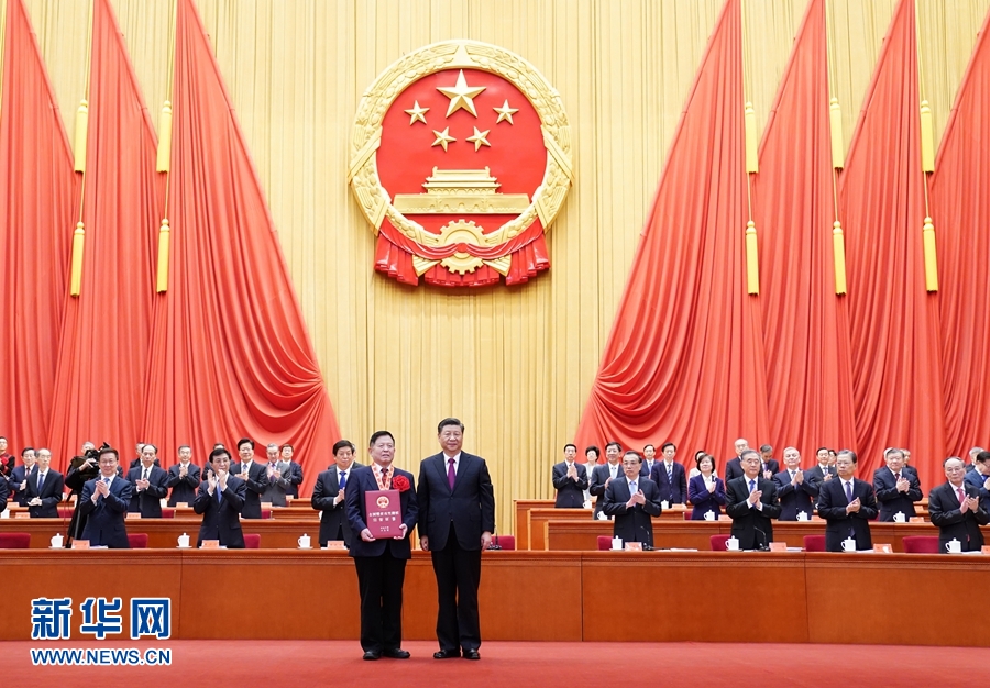 全国脱贫攻坚总结表彰大会在京隆重举行 习近平向全国脱贫攻坚楷模荣誉称号获得者等颁奖并发表重要讲话