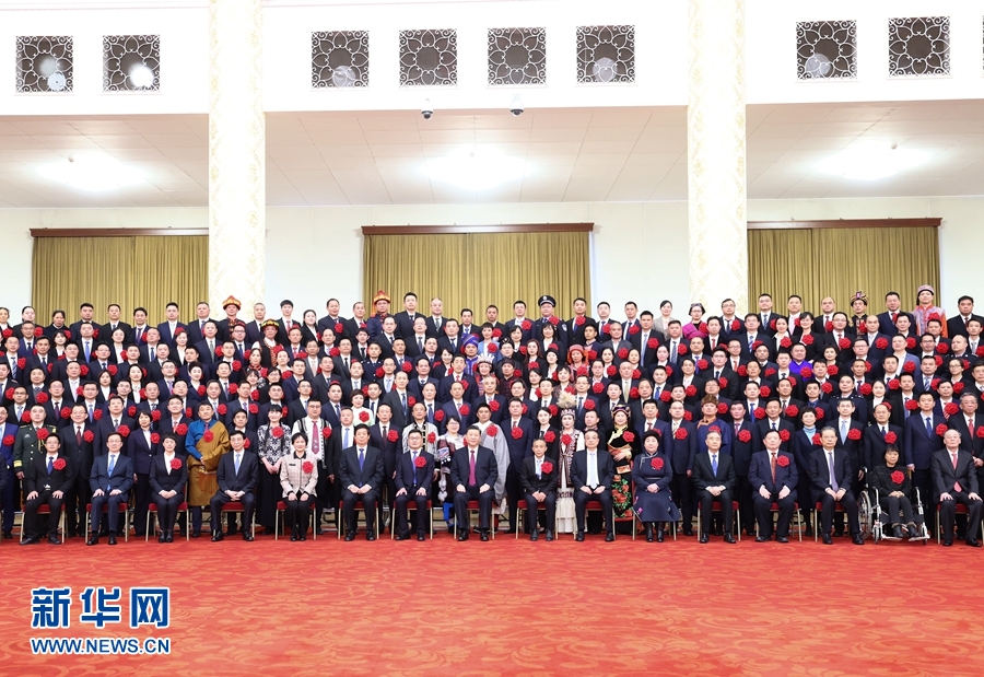 全国脱贫攻坚总结表彰大会在京隆重举行 习近平向全国脱贫攻坚楷模荣誉称号获得者等颁奖并发表重要讲话