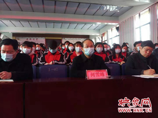 何晞到驻马店市第三高级中学讲授思政课
