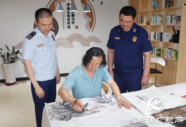 驻马店市城乡一体化示范区消防救援大队开展书画家进红门活动