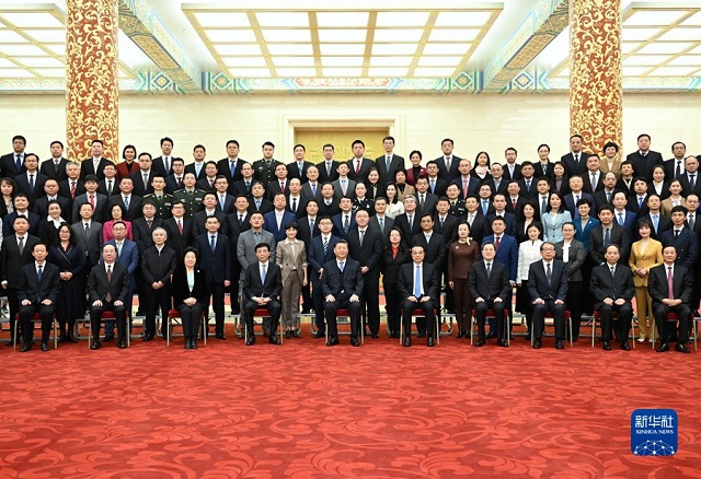 习近平会见中华全国新闻工作者协会第十届理事会第一次会议暨中国新闻奖颁奖会代表 李克强王沪宁参加会见