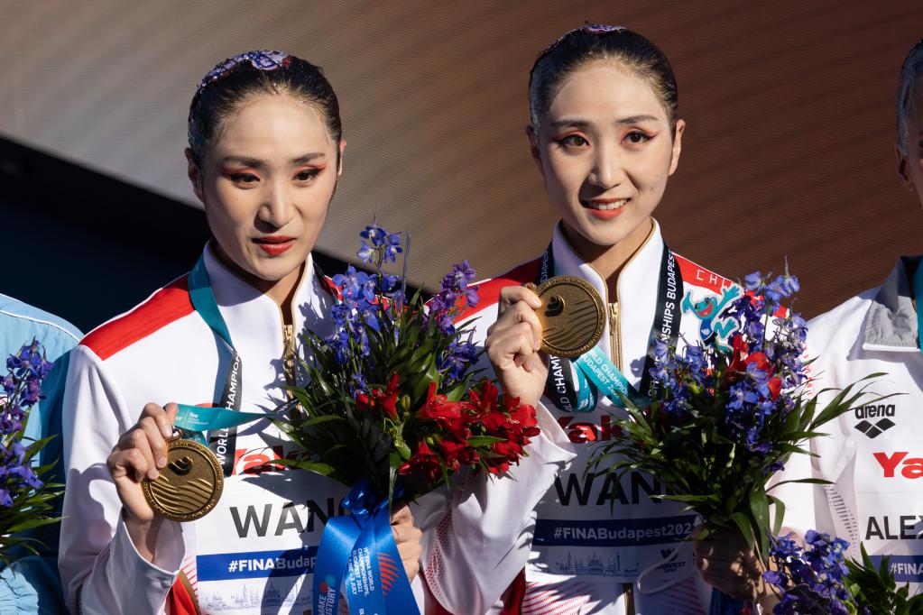 游泳世锦赛：花游姐妹王柳懿、王芊懿为中国队夺得首金