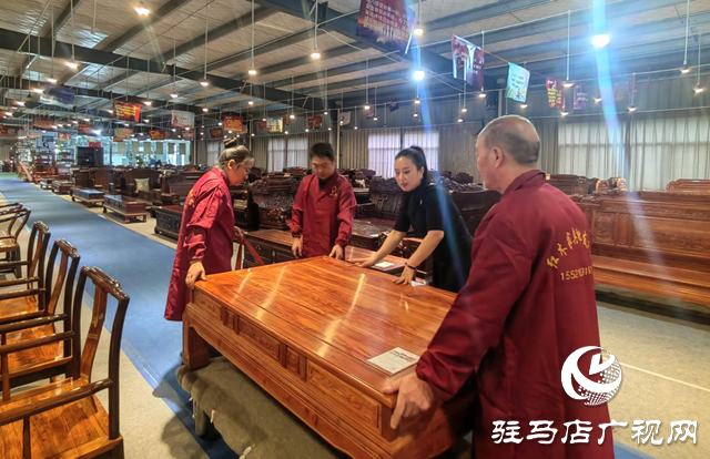 川妹子梁真：结缘红木扎根驻马店 创业路上绽放光彩