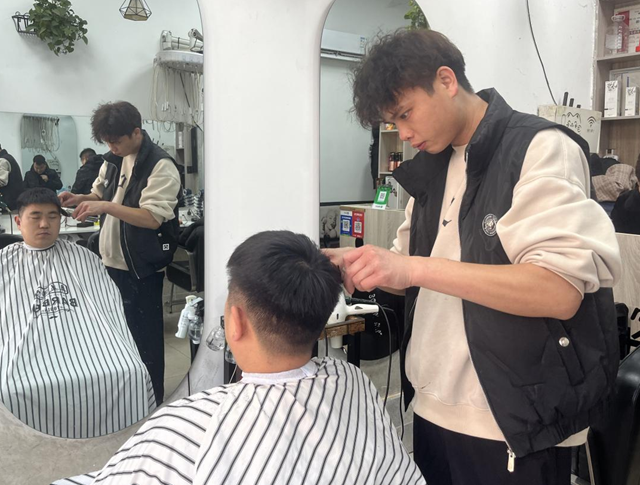 驻马店：春节临近 理发店迎来客流高峰