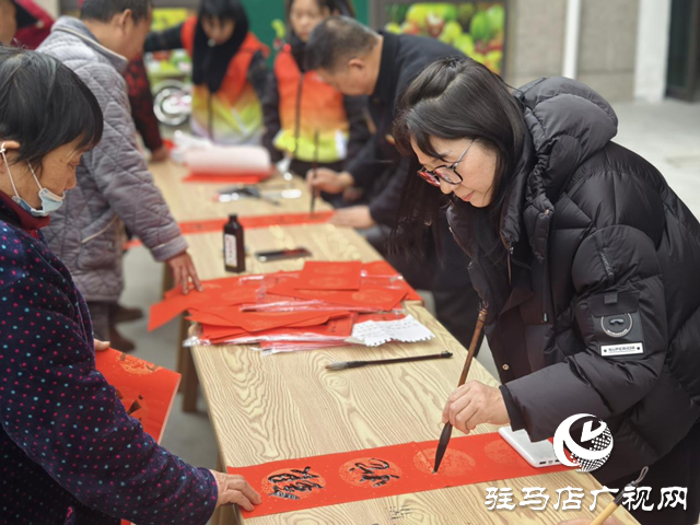 驿城区香山街道前张社区：笔墨凝福意 春联贺新春