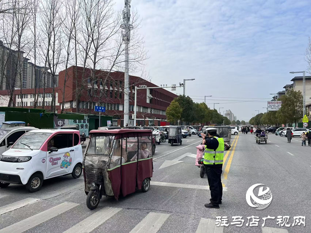 驻马店市城乡一体化示范区交警大队：用心撑起“平安伞”全力护航开学季