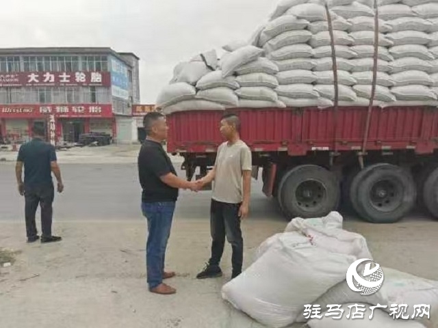  新蔡县孙召镇：货车货物遗落公路 基层干部暖心相助