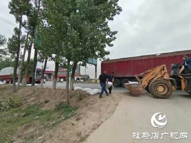  新蔡县孙召镇：货车货物遗落公路 基层干部暖心相助