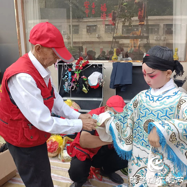  非遗盛宴！王店大装闪耀高店镇，传统魅力引万人围观