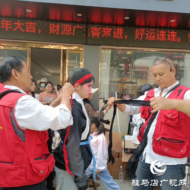  非遗盛宴！王店大装闪耀高店镇，传统魅力引万人围观