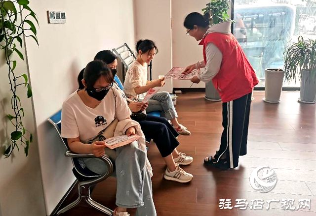 驿城区东风街道雪松路东段社区开展“倡移风易俗 树文明新风”宣传活动