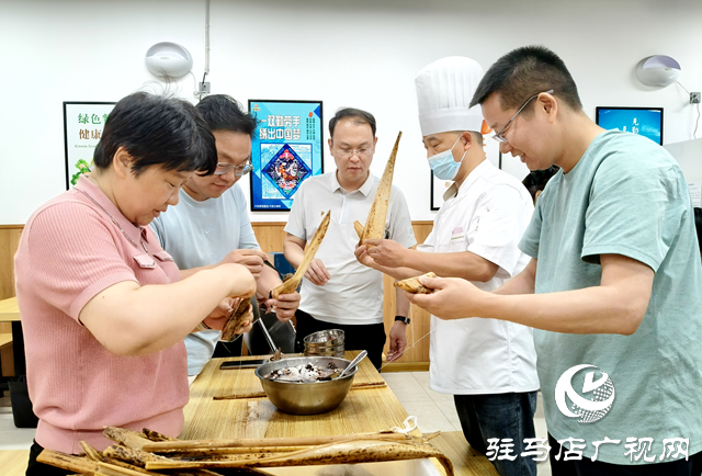 驻马店市城乡一体化示范区管委会开展“我们的节日·端午”包粽子活动