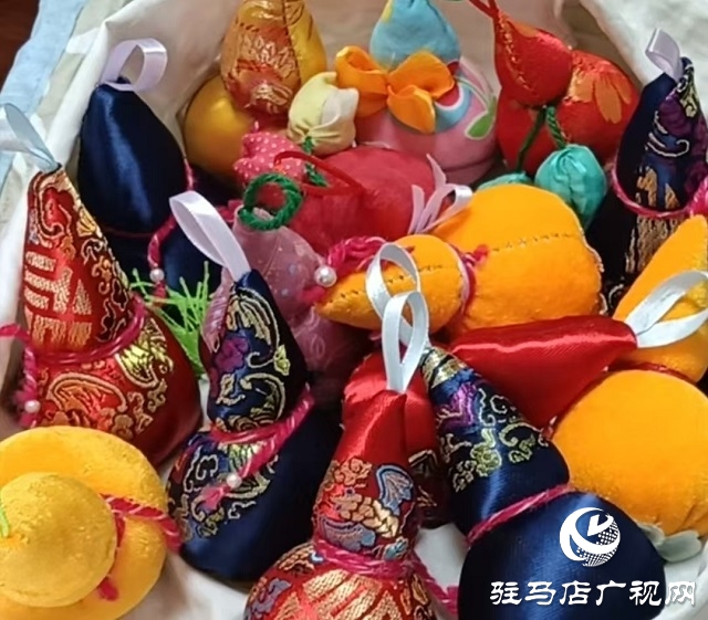  暖心乘客缝制端午香包 致敬公交驾驶员