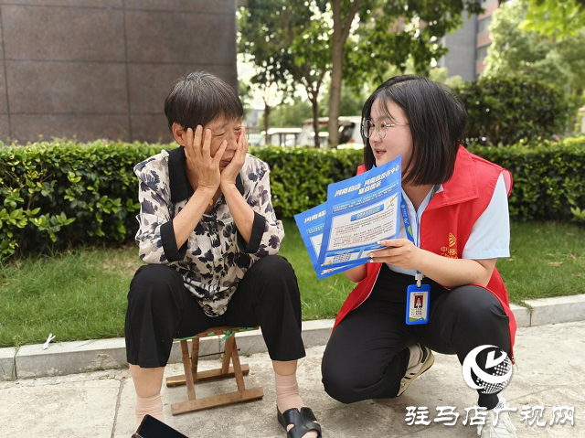 驻马店移动公司开展党员志愿者反诈宣传进社区活动