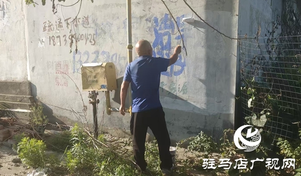  西平县柏城街道开展小广告清理行动