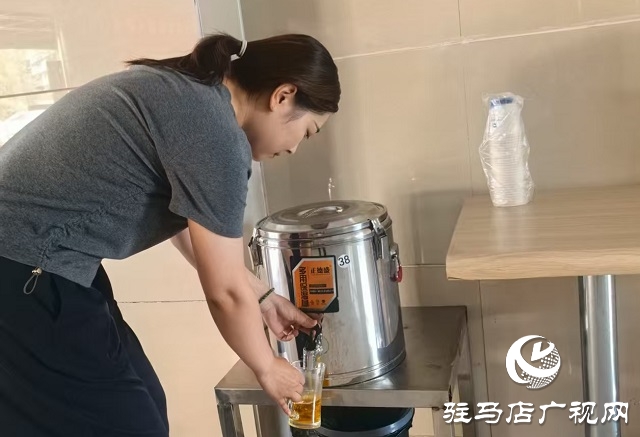 中原银行驻马店分行：夏日送清凉 温情暖人心