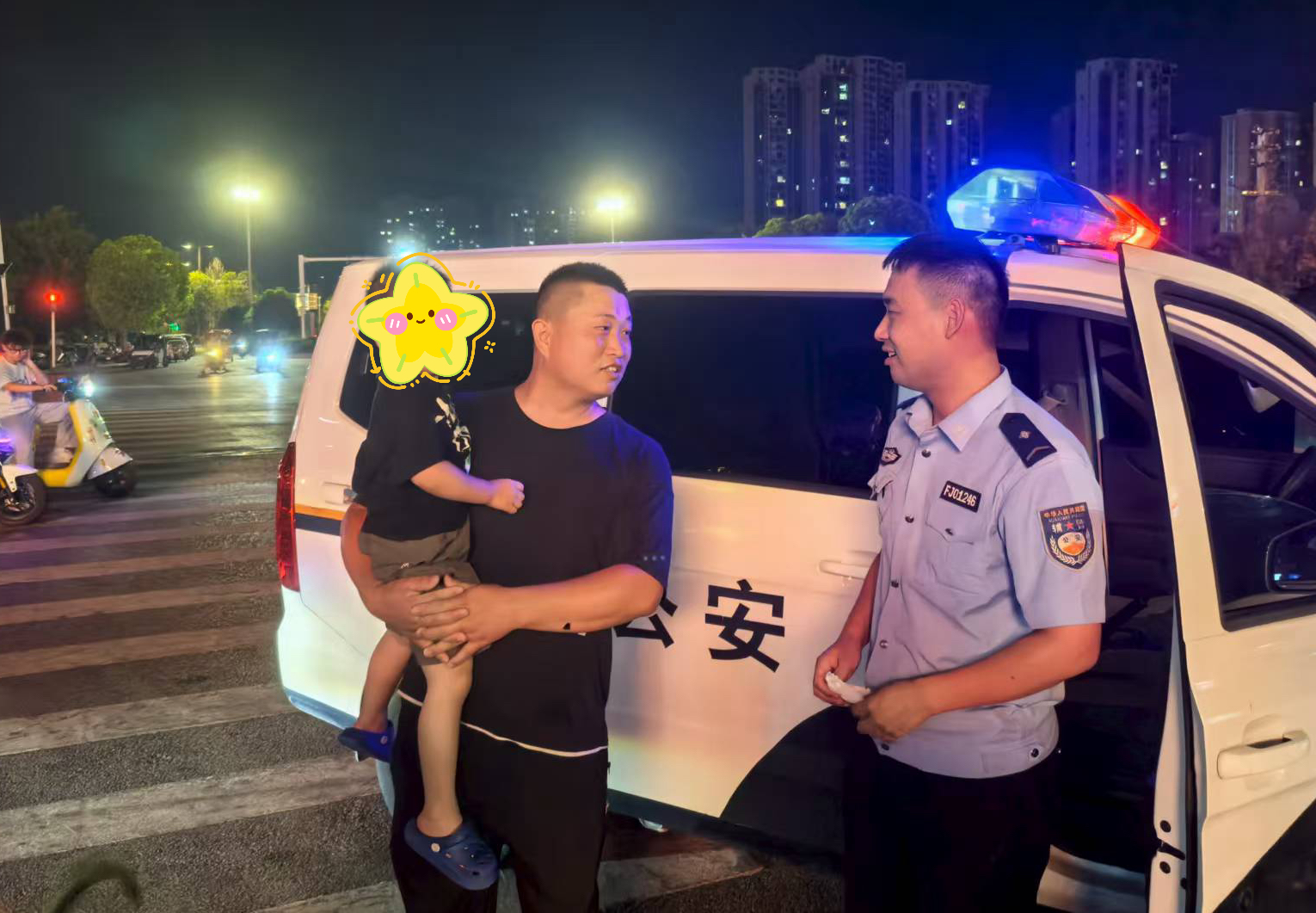 民警巡逻遇走失男童  暖心助其找到家人