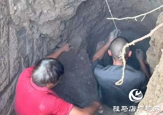 新蔡县孙召镇：第一书记李冰下井徒手清障解民忧