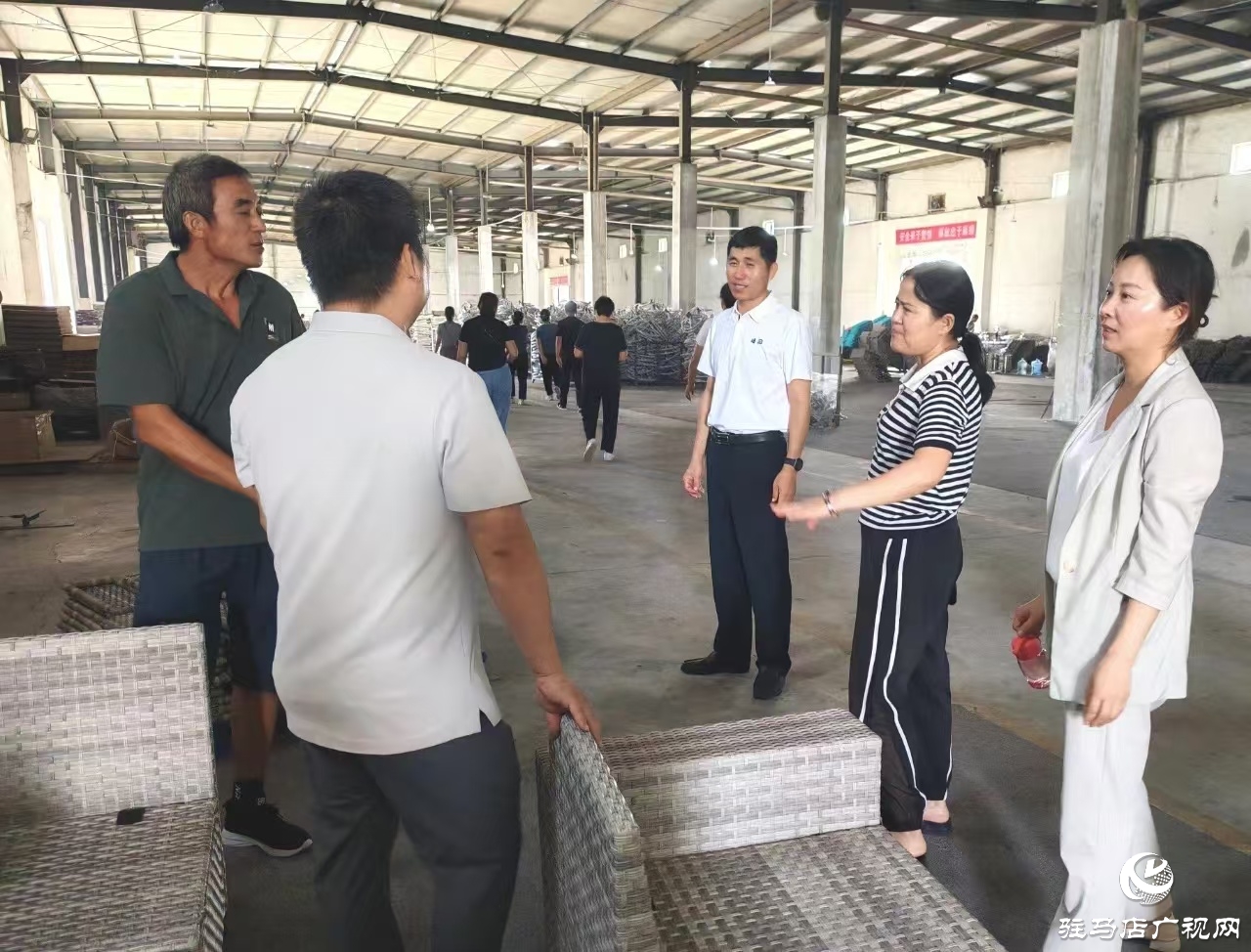 正阳县真阳街道：人大代表赴藤编企业调研