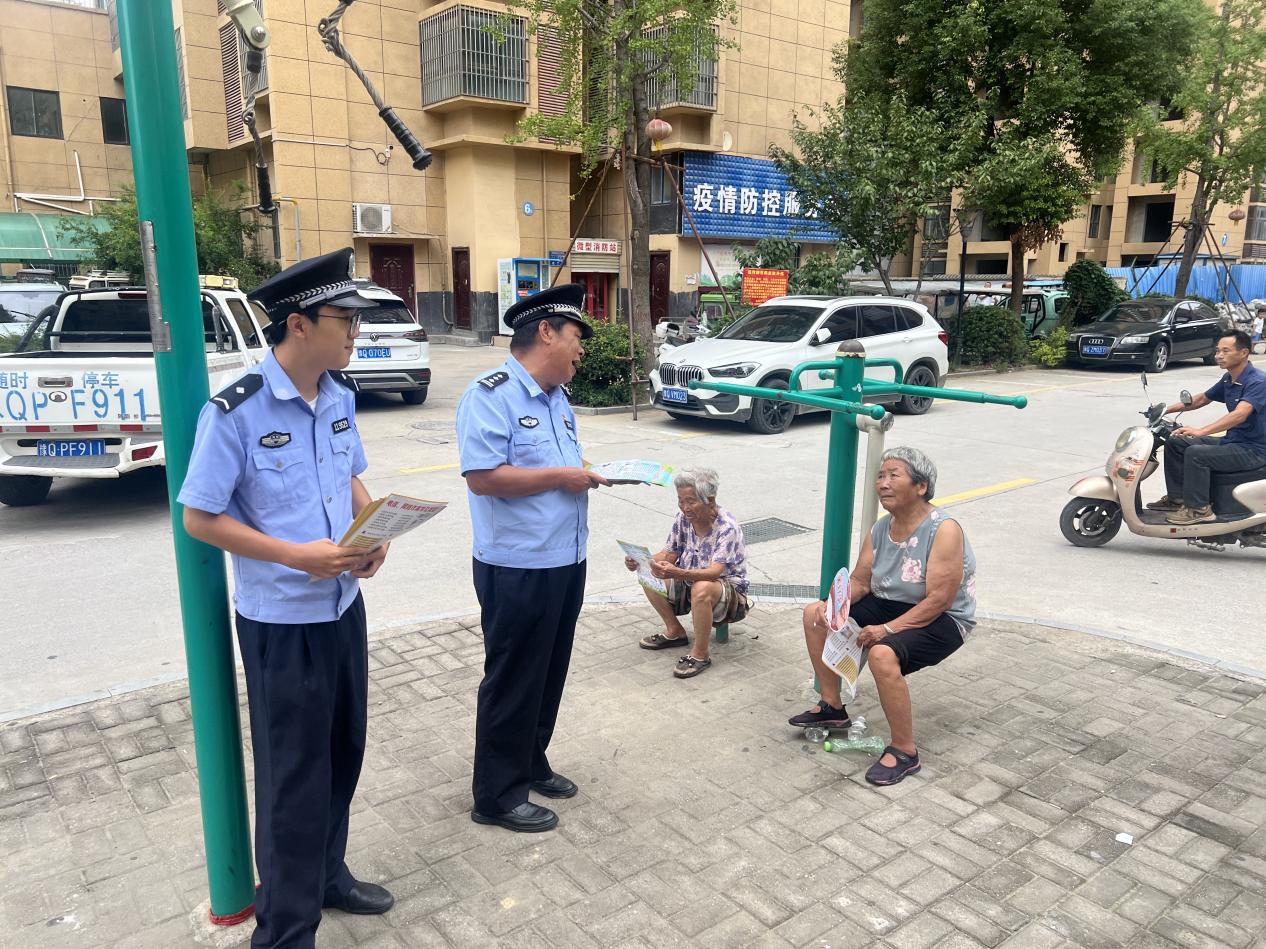 警民携手筑防线  反诈宣传进小区