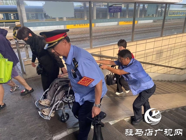  西平车站不惧高温 护航旅客回家路