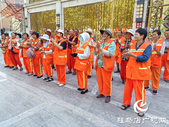 驻马店经济开发区天中救援队开展为环卫工人捐赠活动