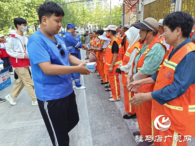驻马店经济开发区天中救援队开展为环卫工人捐赠活动