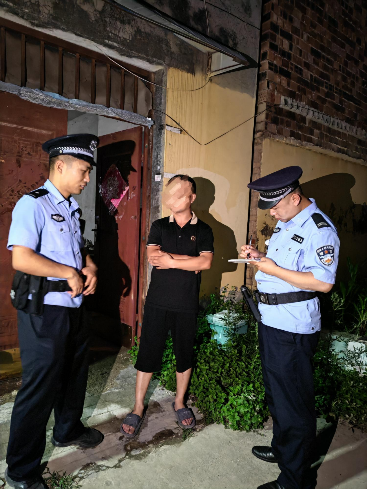示范区公安分局：点亮平安灯 守护乡村夜
